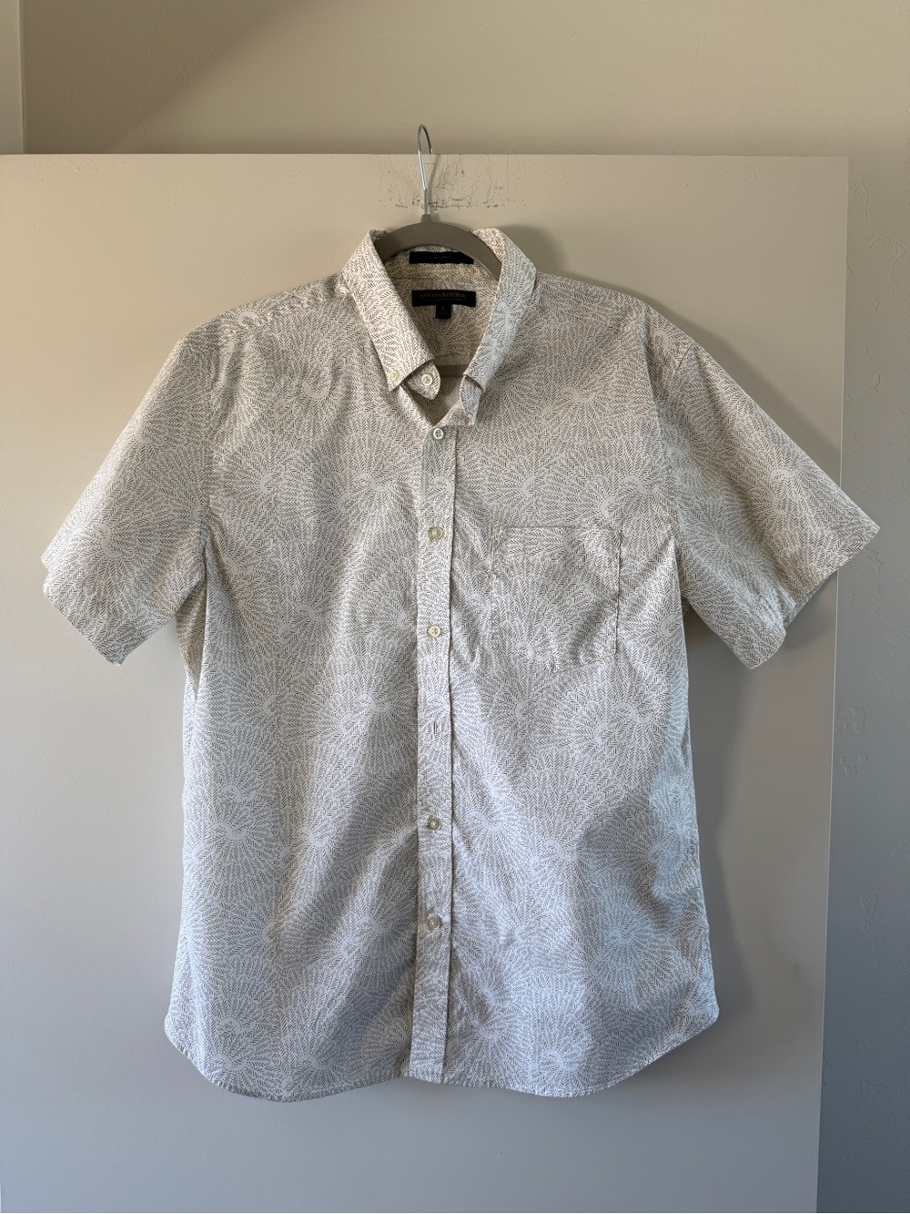 Banana Republic Men's Short-Sleeve Button-Up Shirt - Light Gray Floral Print